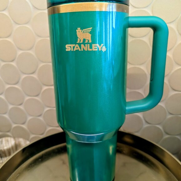 Stanley St Patricks Day Flowstate Quencher 40oz Shamrock Green Tumbler - Picture 4 of 4